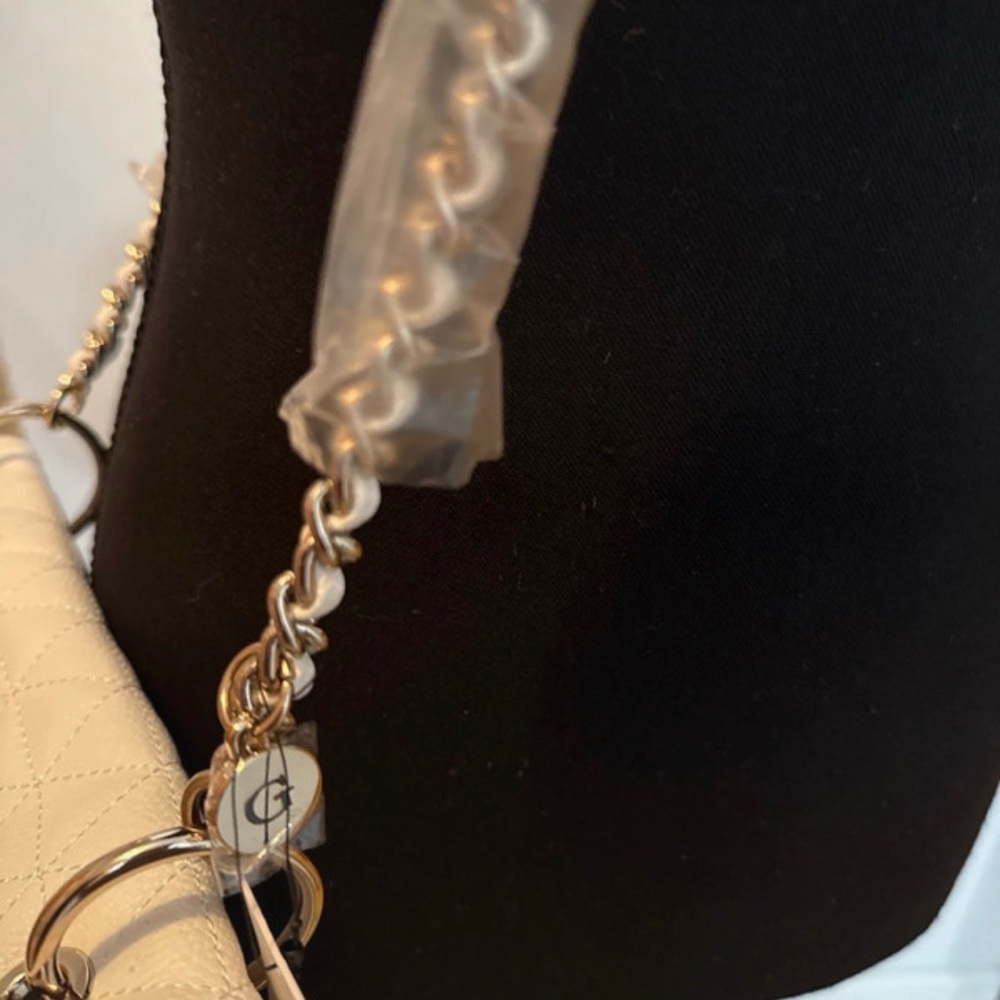 Guess Textured Shoulder Bag - Picture 7 of 11
